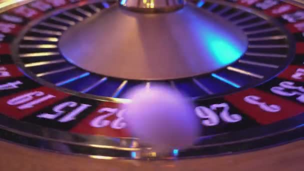 Ρουλέτα τροχό σε μια χαρτοπαικτική λέσχη - η μπάλα πέφτει στις 11 μαύρο — Αρχείο Βίντεο