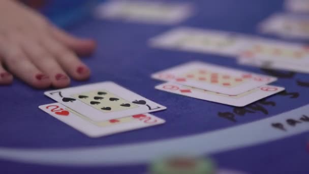 Black Jack im Casino spielen - zusätzliche Karten austeilen — Stockvideo