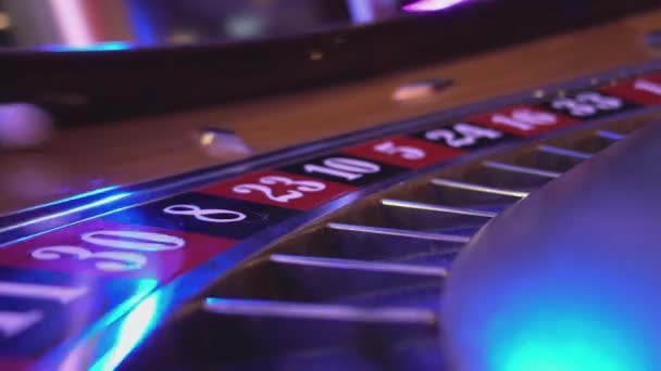 Vue macro sur une roue de roulette dans un casino - 30 victoires rouges — Video