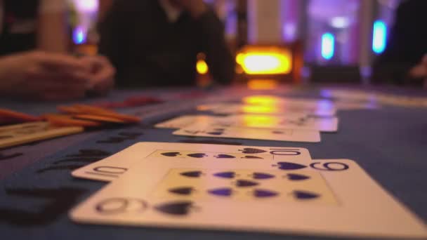 Black jack casinospel - ta bort kort efter matchen — Stockvideo