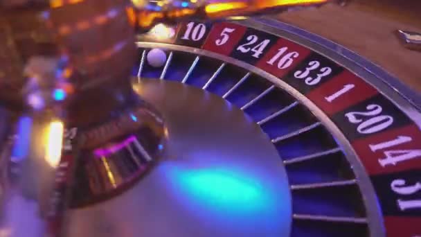 Рулетка Колесо в казино - мяч в поле 23 красный Стоковое Видео