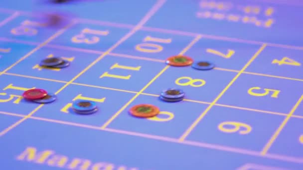 Mesa de ruleta en un casino - recoger y eliminar fichas perdidas — Vídeos de Stock