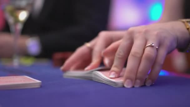 Riffle um baralho de cartas — Vídeo de Stock