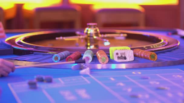 Roulettetafel in een casino - geweldig uitzicht op de roulettewiel — Stockvideo