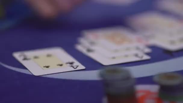 Glücksspiel Black Jack im Casino - Ausgabe einzelner Karten — Stockvideo