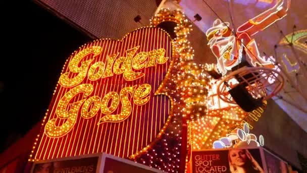 Luzes de néon da baixa de Las Vegas. Barra de dança de mesa de ganso dourado famoso  . — Vídeo de Stock