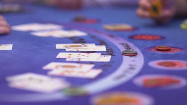 Close up de uma mesa típica Black Jack durante um jogo — Vídeo de Stock