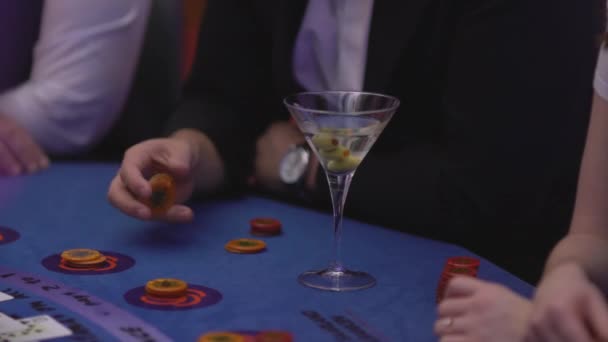 Hazardní hry Black Jack v kasinu - James Bond styl scene — Stock video