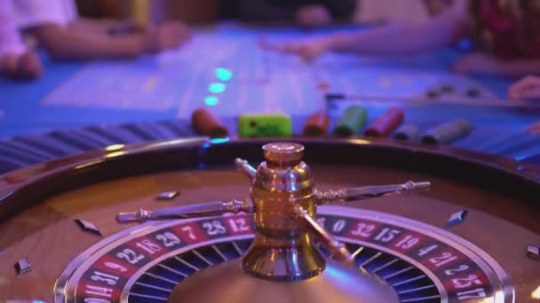 Mesa de ruleta en un casino - rueda giratoria - bola aterriza en el campo 9 rojo — Vídeos de Stock