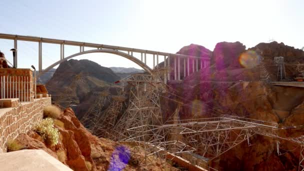 Gran angular de Mike O Callaghan Pat Tillman Memorial Bridge en la presa Hoover — Vídeos de Stock