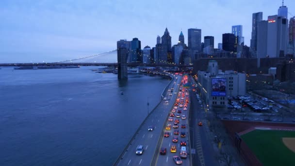 New York - Manhattan centrum straat verkeer in de avond — Stockvideo