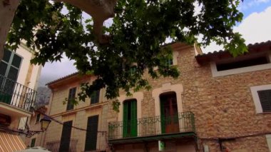 Mallorca tarzı evler küçük bir köyde
