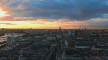 Akşam - yukarıdan Londra büyük gökyüzü