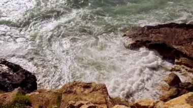 Uçuruma, güçlü dalgalar vahşi sular