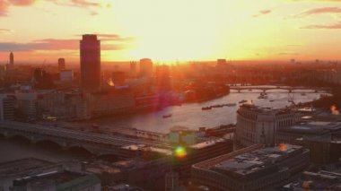Günbatımı Londra'da Thames Nehri üzerinde