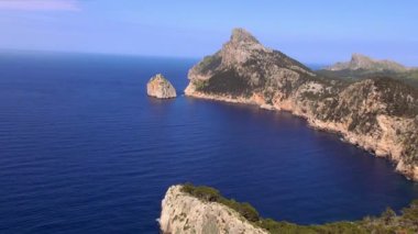 Mallorca cliff hat Akdeniz'in masmavi su ile