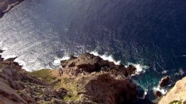 Derin mavi su ile Mallorca cliff satırının harika hava atış