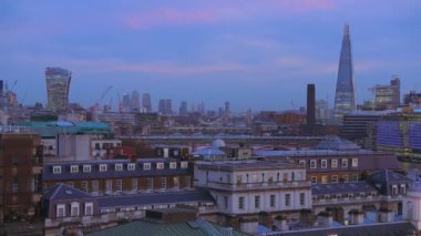 Şaşırtıcı Londra manzarası - akşam bir çatı görünümünden