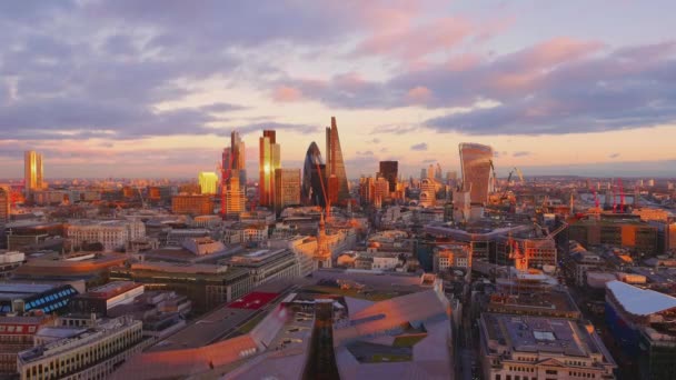 Vista aérea de los rascacielos de Londres bajo el cálido sol de la tarde — Vídeo de stock
