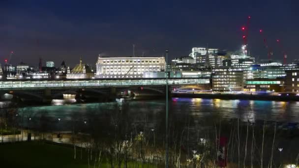 Blackfriars станція над річкою Темза вночі - Уповільнена зйомка — стокове відео