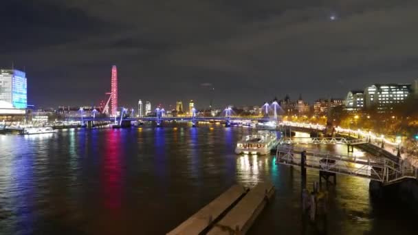 De rivier Thames Londen bij nacht - time-lapse — Stockvideo