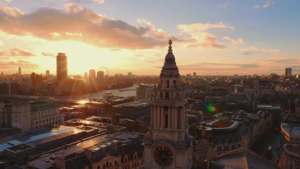 Prachtige skyline van Londen bij zonsondergang - luchtfoto — Stockvideo