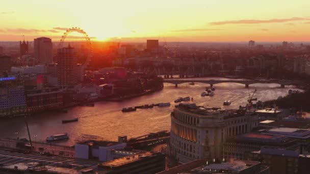 De rivier de Theems in de gouden zonsondergang - uitzicht vanuit de lucht — Stockvideo