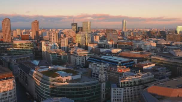 Вид Лондона с воздуха при вечернем солнечном свете — стоковое видео