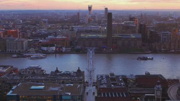 Řeka Temže Londýn a Millennium Bridge večer - pohled shora — Stock video