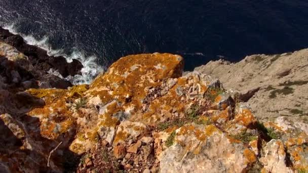 La colorata linea Cliff di Maiorca sul Mar Mediterraneo — Video Stock