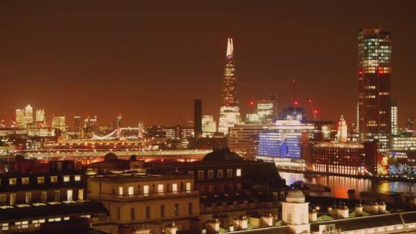 Fantastische skyline van Londen door nacht - luchtfoto — Stockvideo