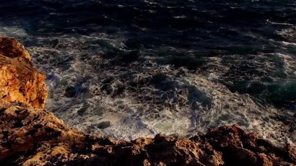 Linea variopinta della scogliera con oceano blu profondo e onde di rottura — Video Stock