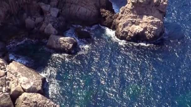 Merveilleux cliché d'eau de mer bleu profond sur les falaises par une journée ensoleillée — Video