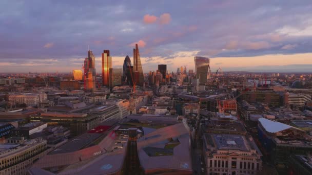 Širokoúhlý záběr nad londýnské obchodní a finanční čtvrti — Stock video