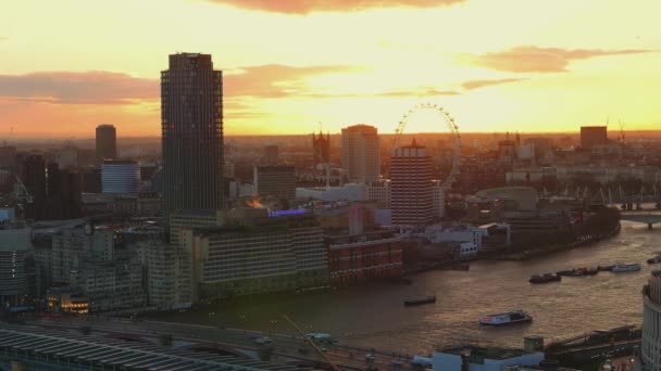 Londons Skyline und die Themse bei Sonnenuntergang — Stockvideo