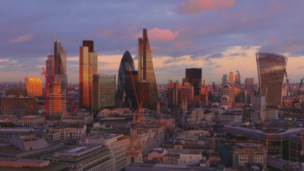 Geweldige Londen wolkenkrabbers in de avond — Stockvideo