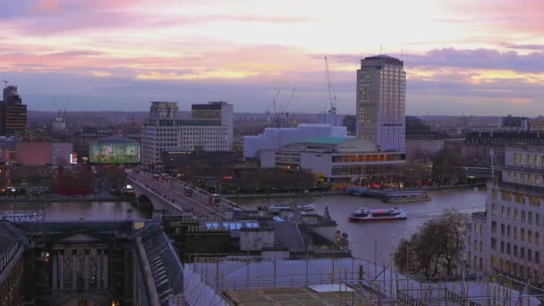 Festivalen Pier London och Themsen på kvällen — Stockvideo