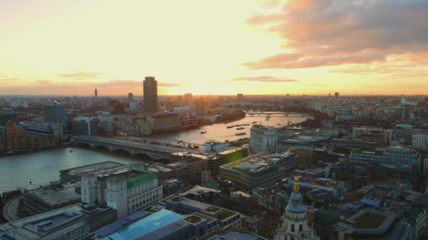 Magnifique vue aérienne sur Londres et la Tamise au coucher du soleil 