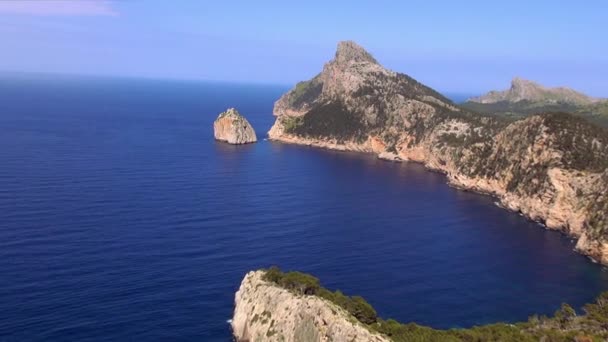 深蓝色的海水的地中海马略卡岛在悬崖行 — 图库视频影像