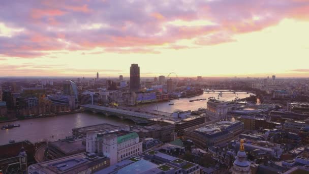 Красочный Лондон вечером - вид с воздуха после заката — стоковое видео