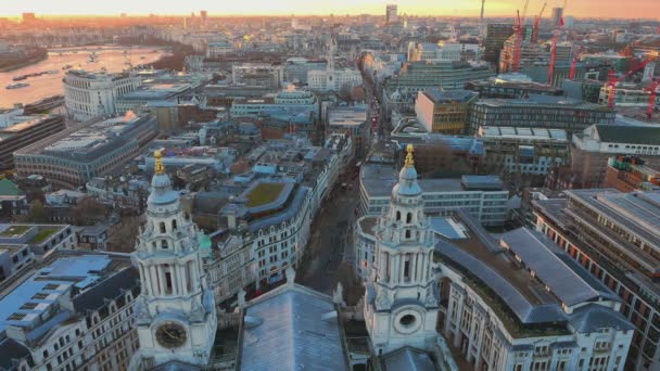 La Cité de Londres et la cathédrale Saint-Paul d'en haut dans la soirée — Video
