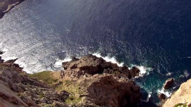 精彩的空中射击的悬崖线马略卡岛与深蓝色的海水 — 图库视频影像
