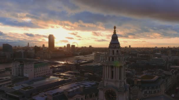 Hermosa toma aérea sobre Londres por la noche — Vídeo de stock