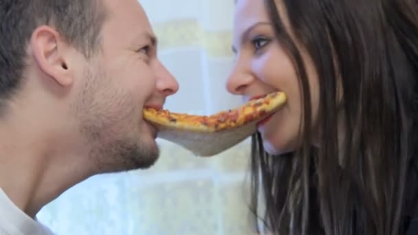 Liefhebbers eten grappig pizza — Stockvideo