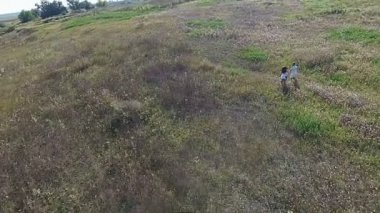 Hava alanında çalışan kadın ve erkek