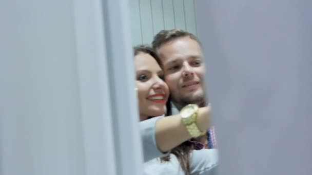 Amantes selfie fazer no camarim — Vídeo de Stock