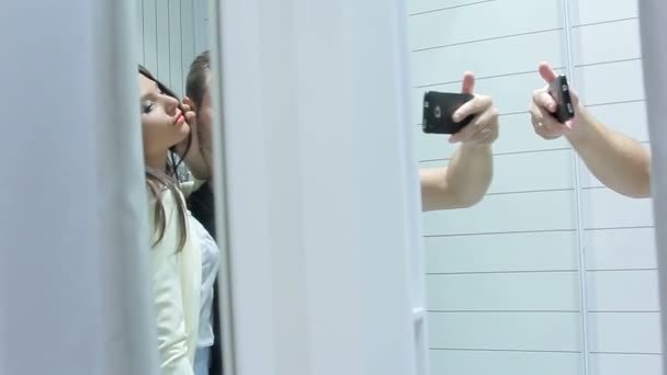 Amantes selfie fazer no camarim — Vídeo de Stock