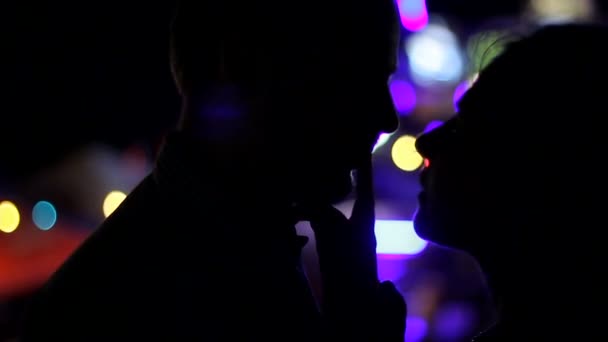 Lovers zoenen achtergrond op de straatverlichting 's nachts — Stockvideo