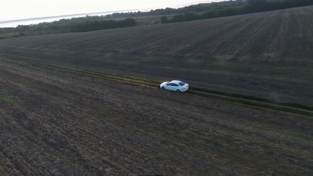 Coche blanco exceso de velocidad en el campo, aero — Vídeos de Stock