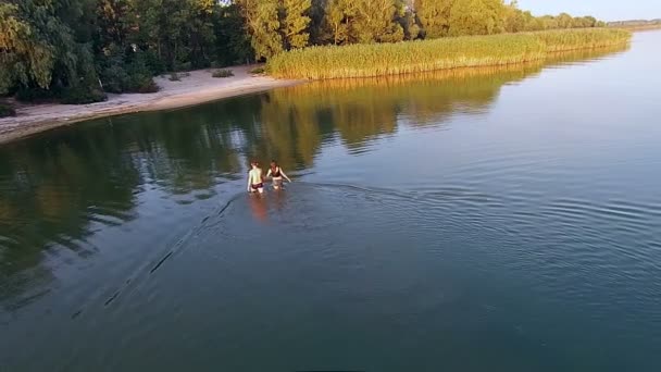 Casal andando na água — Vídeo de Stock